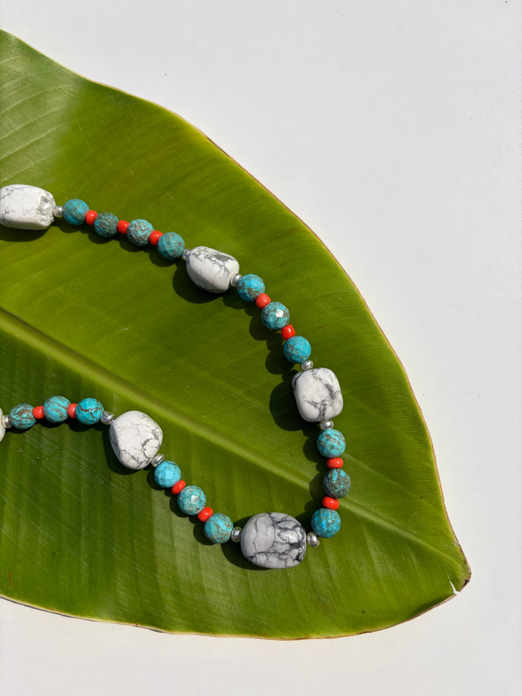Göçebe Ruhu Kolyesi – Turkuaz, Mercan ve Howlite Doğal Taş Kolye