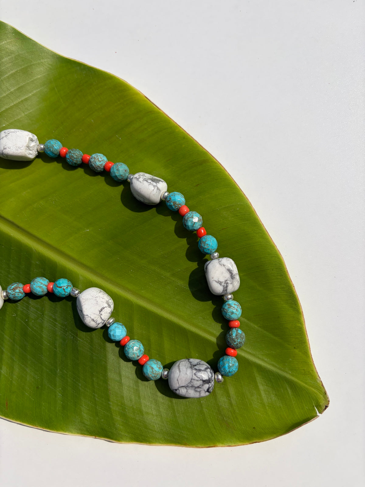 Göçebe Ruhu Kolyesi – Turkuaz, Mercan ve Howlite Doğal Taş Kolye