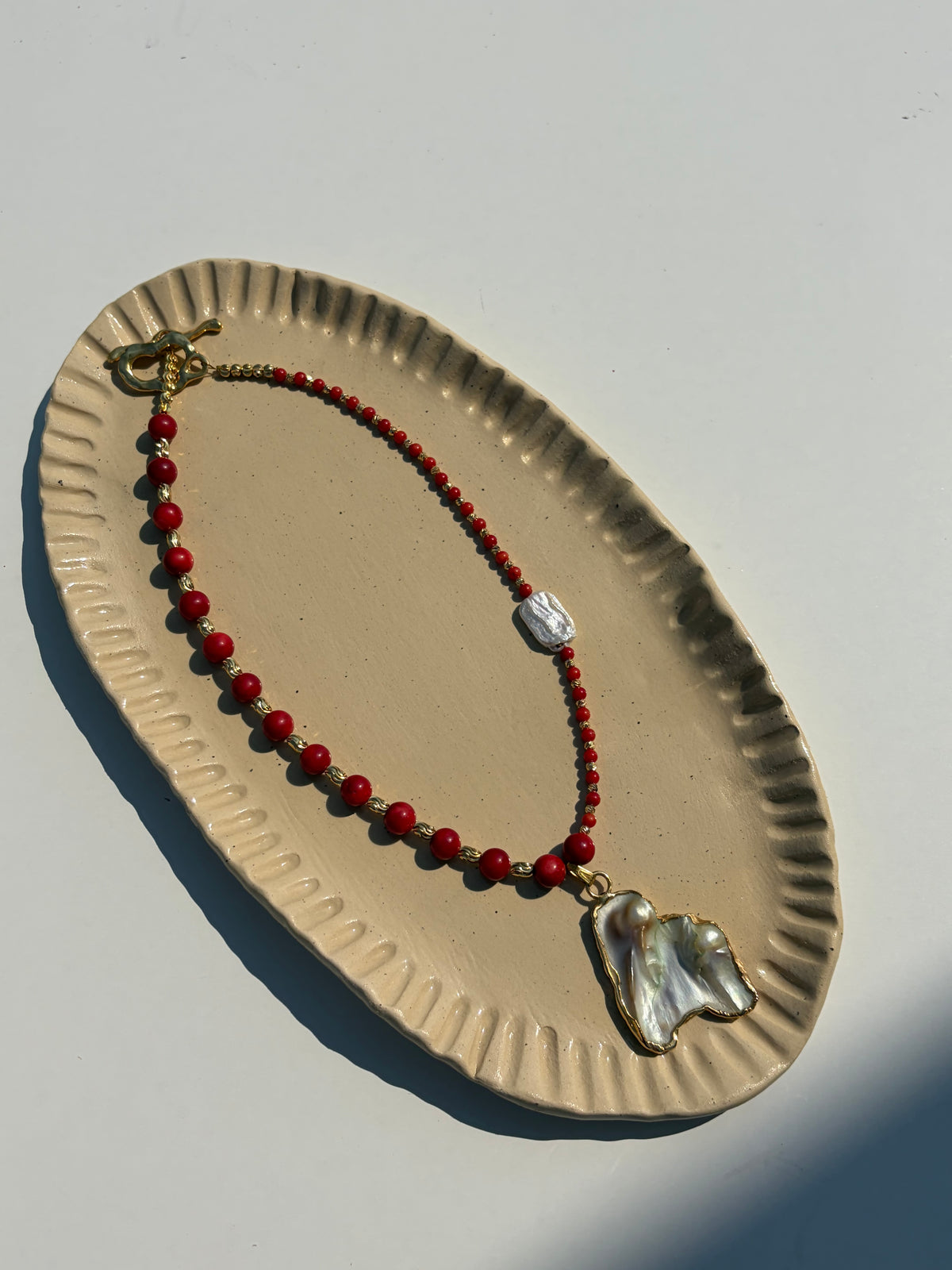 Sedefin Sırrı Kolyesi – Mercan, Barok İnci ve Doğal İnci Uçlu Kolye