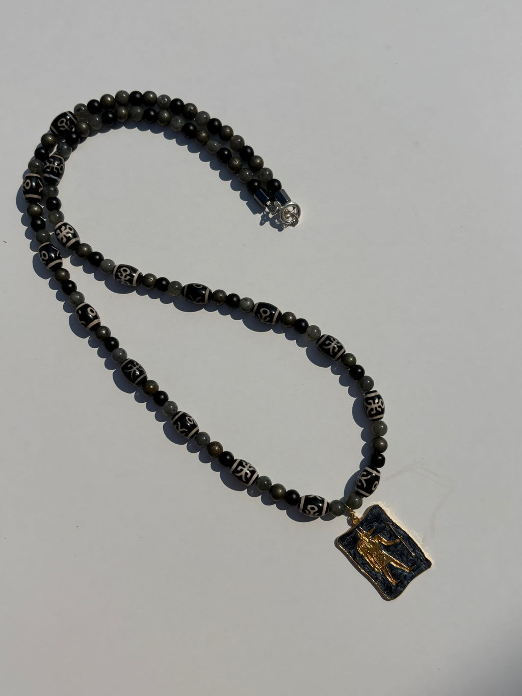 Anubis'in Koruması Kolyesi – Tibet Boncuğu, Labradorit, Pirit ve Onyx Doğal Taş Kolye