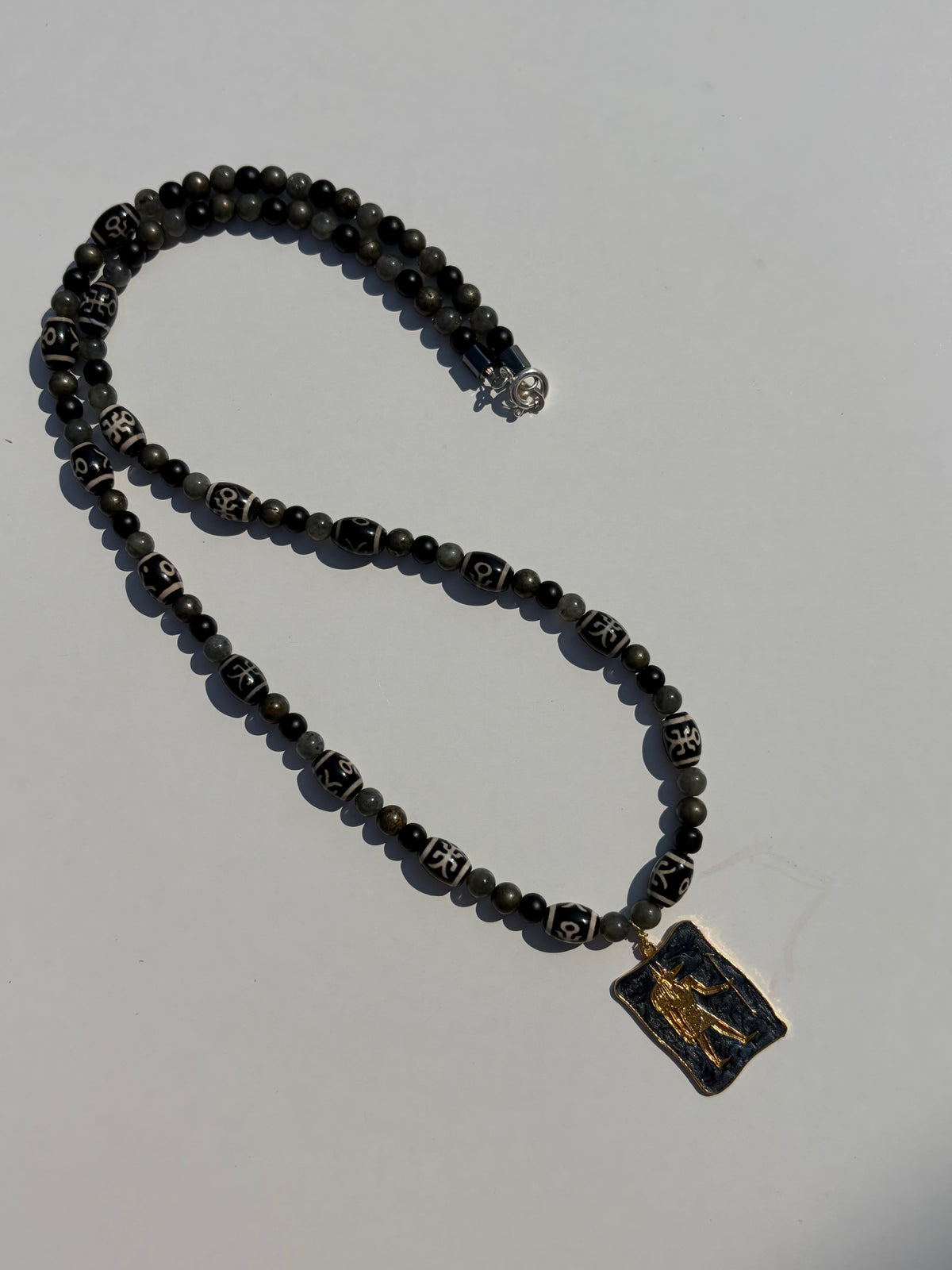 Anubis'in Koruması Kolyesi – Tibet Boncuğu, Labradorit, Pirit ve Onyx Doğal Taş Kolye