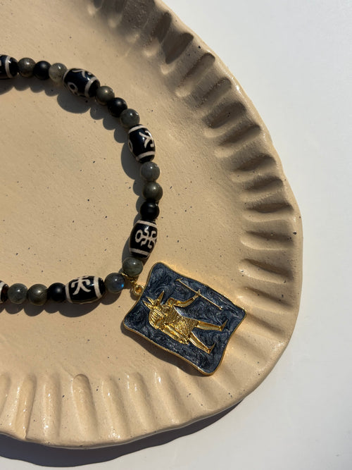 Anubis'in Koruması Kolyesi – Tibet Boncuğu, Labradorit, Pirit ve Onyx Doğal Taş Kolye