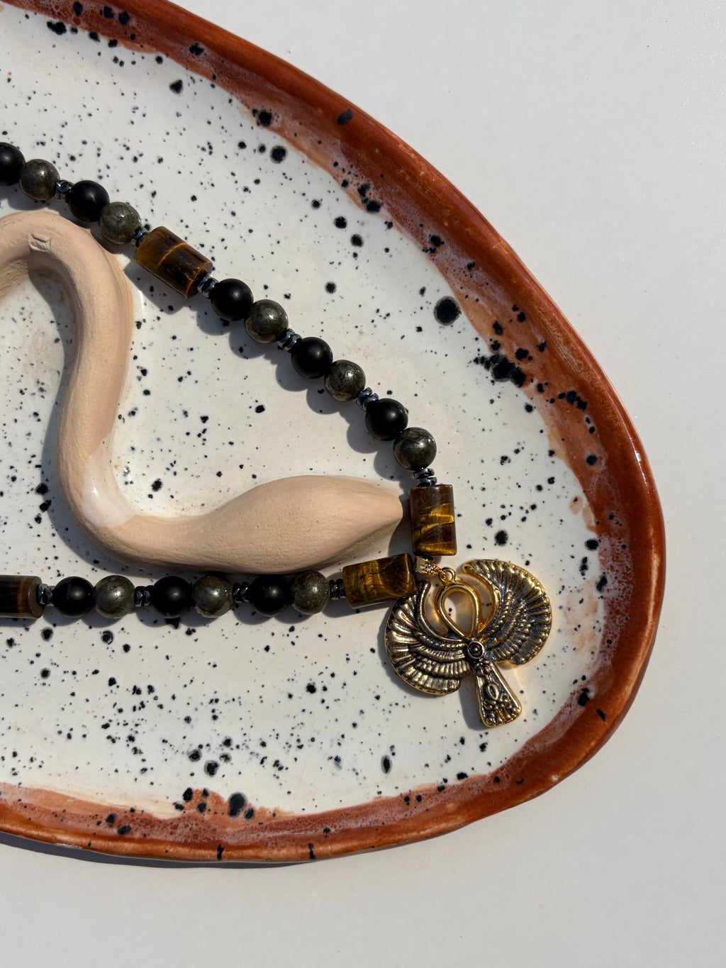 Gece Şahini Kolyesi – Obsidyen, Pirit ve Kaplan Gözü Doğal Taş Kolye
