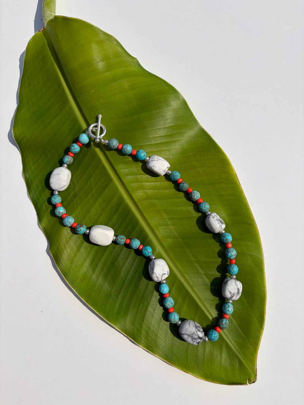 Göçebe Ruhu Kolyesi – Turkuaz, Mercan ve Howlite Doğal Taş Kolye