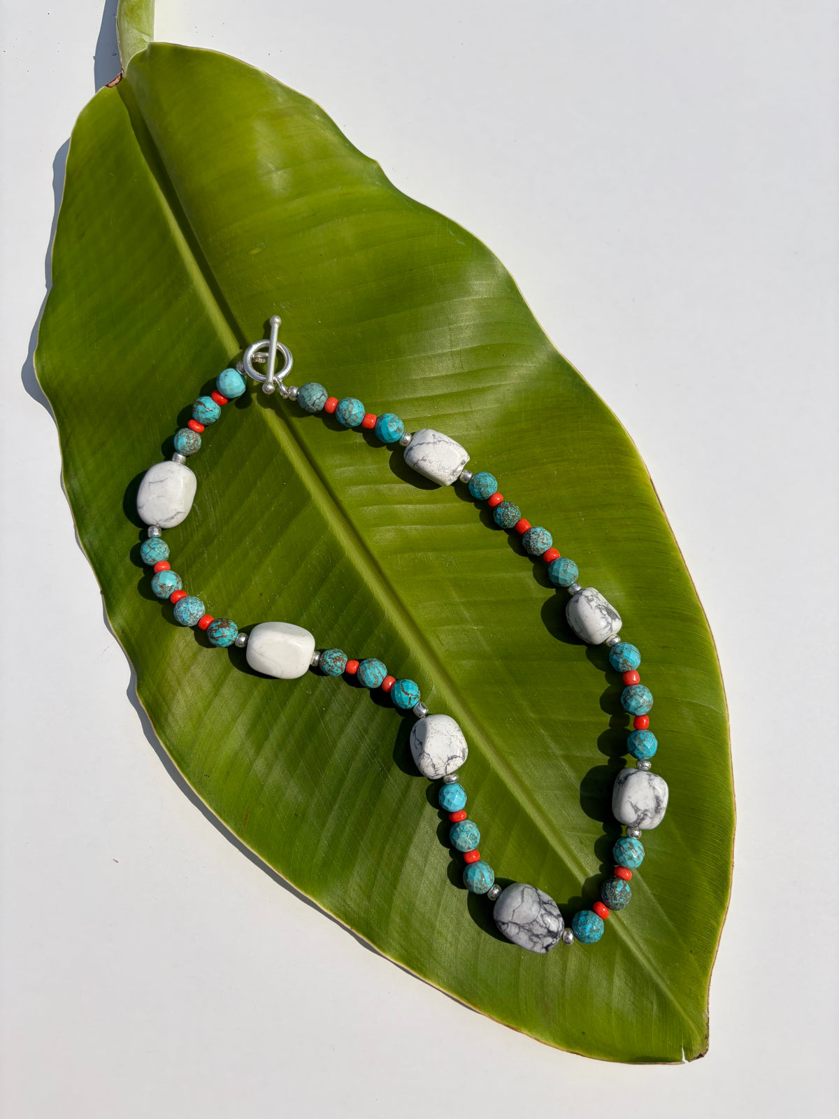 Göçebe Ruhu Kolyesi – Turkuaz, Mercan ve Howlite Doğal Taş Kolye