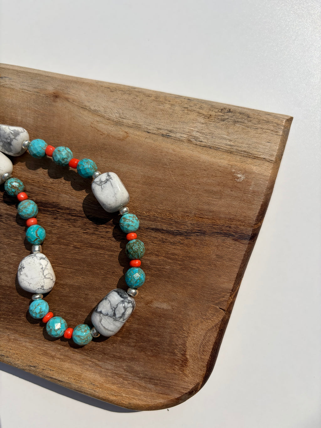 Göçebe Ruhu Kolyesi – Turkuaz, Mercan ve Howlite Doğal Taş Kolye